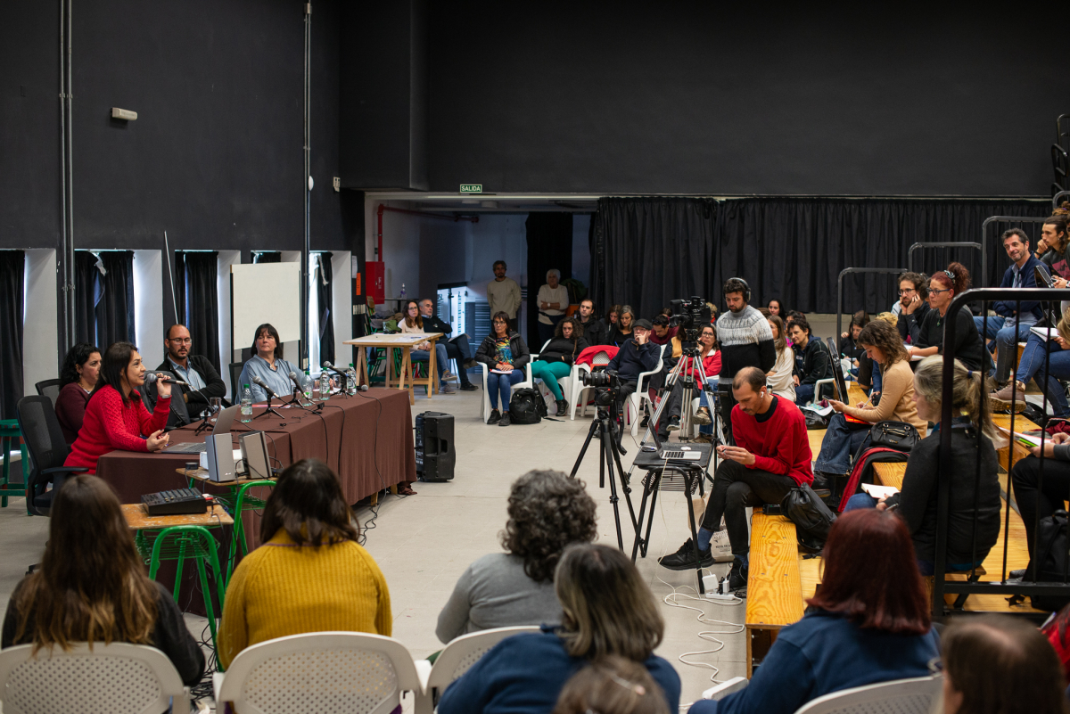 Mesa con Cecilia Baroni, Jessica Correia, Daniel Camparo y Arianna Fassanello y público asistente