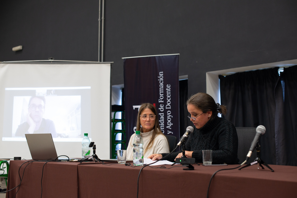 Bernardo Aroztegui (en pantalla), Paula GIuria y Magalí Pastorino. 