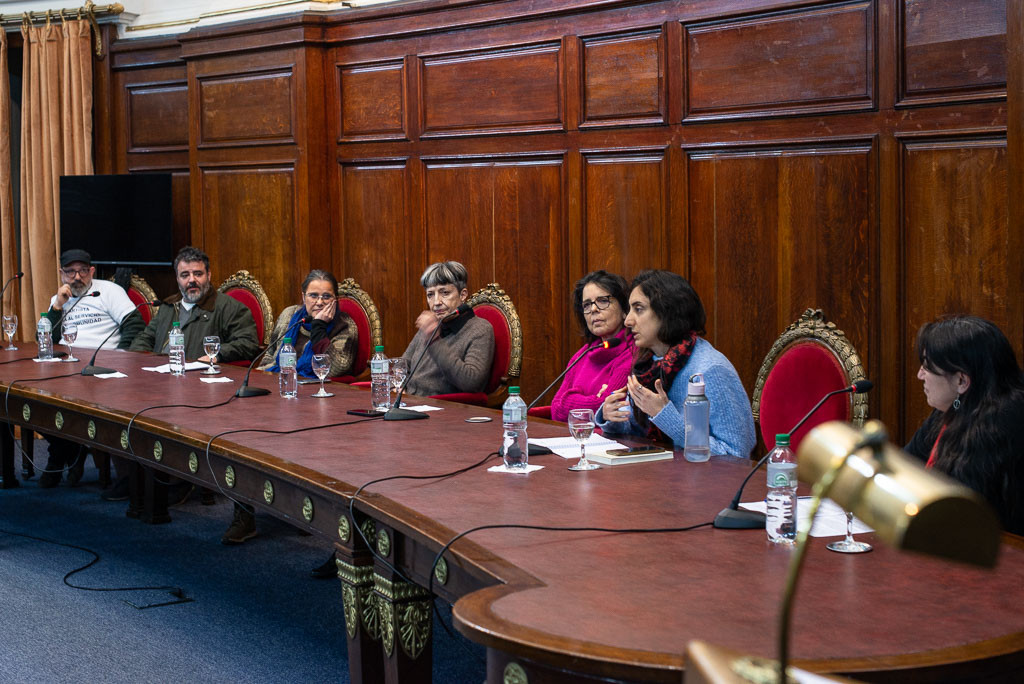 Imagen de Arnaud, Nicolás Franco, Magalí Pastorino, Lenora de Barros, Gabriela Golder, Paula Delgado y Francesca Cassariego en el Paraninfo de la Udelar.