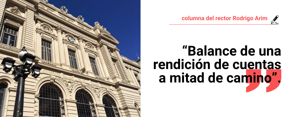 A la izquierda de la imagen fotografía de fachada de la Universidad de la República, a la derecha texto en negro sobre fondo blanco: "Balance de una rendición de cuentas a mitad de camino", columna del rector e imagen de comillas en tono rosado.