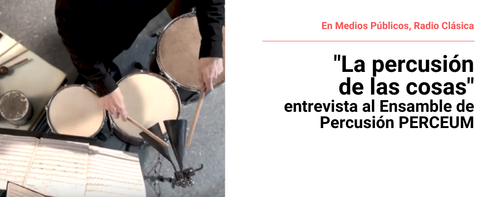 Imagen en cenital de objetos de percusión y manos tocando. A la derecha texto sobre impreso sobre fondo blanco: En Medio Públicos, Radio Clásica. "La percusión de las cosas". Entrevista al Ensamble de percusión PERCEUM