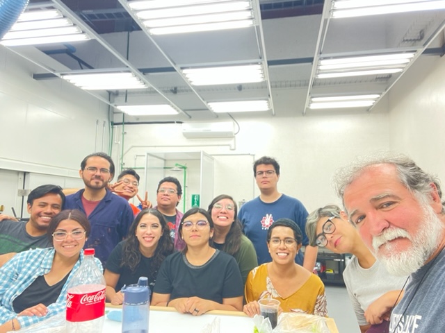 Foto 5 - Con la profesora Calíope Martínez y grupo de estudiantes, en el Taller de Restauración.