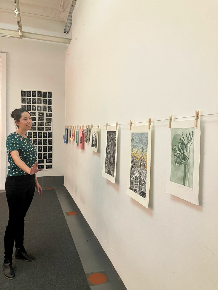 Yazmín Dzoara en sala Miguel Ángel Pareja mostrando obras 