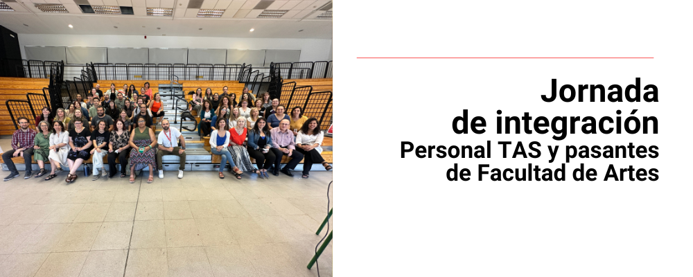 Imagen de foto de equipo de Personal TAS y pasantes sentados en las gradas del salón 318. A la derecha de la imagen sobre fondo blanco texto sobreimpreso: Jornada de integración Personal TAS y pasantes Facultad de Artes