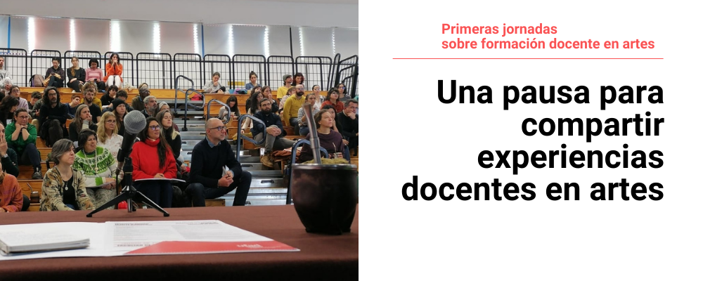 Imagen de público asistente en las primeras jornadas de formación docente en artes. A la derecha texto sobreimpreso: Una pausa para compartir experiencias docentes en artes