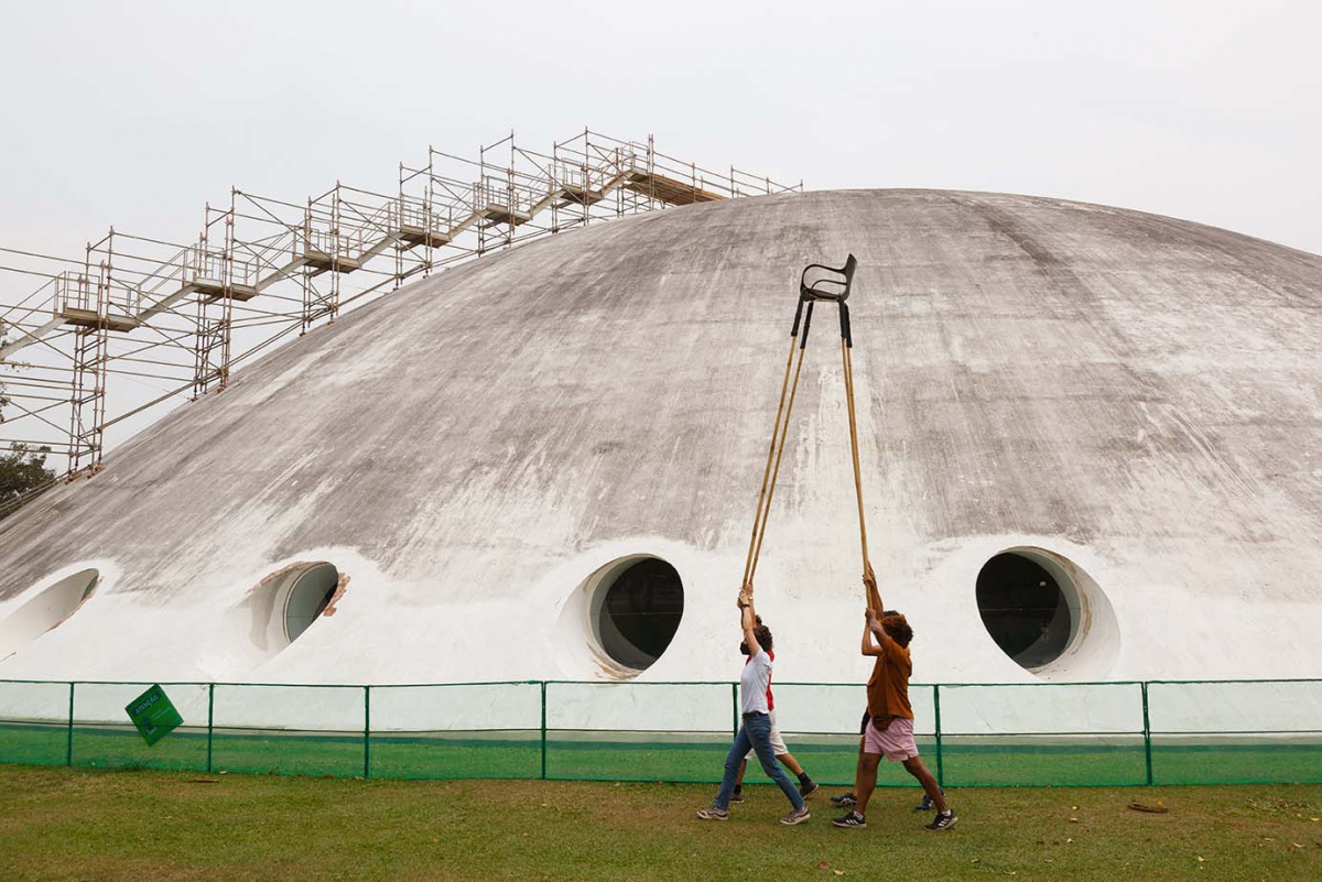 Eleonora Fabião y colaboradores: nós aqui, entre o céu e a terra (nosotros aquí, entre el cielo y la tierra). 34a. Bienal San Pablo, 2021. Foto: Jaime Acioli.