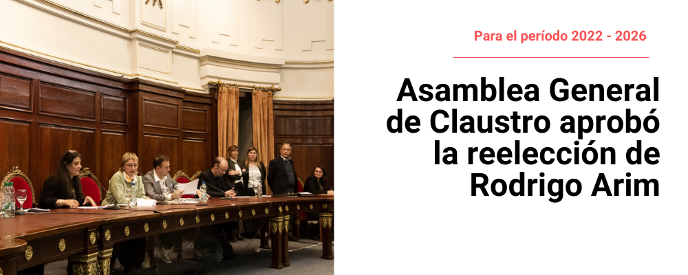 Imagen de Asamblea General de Claustro en el Paraninfo de la Udelar, a la derecha texto sobreimpreso sobre fondo blanco: Asamblea General de Claustro aprobó reelección de Rodrigo Arim, para el período 2022 - 2026