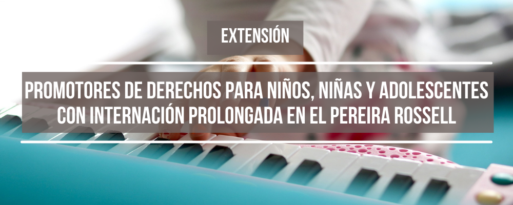 Imagen de mano de niña pequeña con piano infantil. Texto sobre impreso: Extensión. romotores de derechos para niños, niñas y adolescentes con internación prolongada en el Pereira Rossell